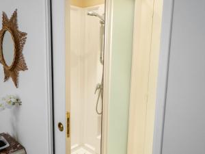 カンカルにあるHoliday Home Bel Air by Interhomeのバスルーム(ガラスドア付きのシャワー付)