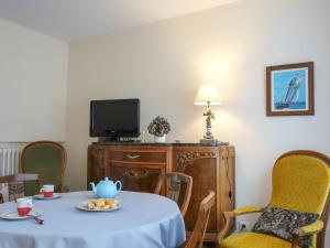 une salle à manger avec une table et une télévision dans l'établissement Holiday Home Bel Air by Interhome, à Cancale