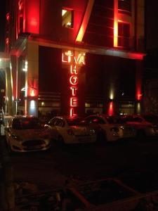 カイセリにあるMy Liva Hotelの夜間、ホテルの前に駐車した車2台