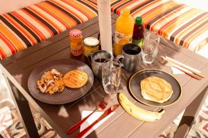 a table with a plate of food and a banana at Casa Moraira in Cartagena de Indias