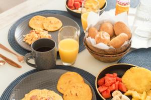 Jídlo v hotelu nebo okolí + 80 fotografií