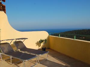 2 sedie sedute su un balcone con vista sull'oceano di Holiday Home Le Belvédère by Interhome a Cavalaire-sur-Mer