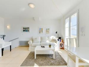 un soggiorno bianco con divano bianco e tavolo di Holiday Home Le Belvédère by Interhome a Cavalaire-sur-Mer