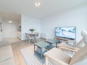 TV a/nebo společenská místnost v ubytování Apartment Seaview 2 by Interhome
