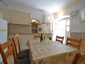 Kuchyň nebo kuchyňský kout v ubytování Holiday Home Kala by Interhome