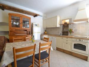 Kuchyň nebo kuchyňský kout v ubytování Holiday Home Kala by Interhome