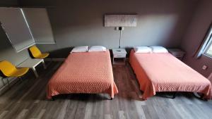 Krevet ili kreveti u jedinici u objektu Travel Inn Fort Pierce