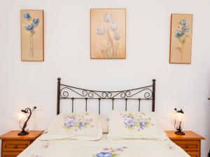 Posteľ alebo postele v izbe v ubytovaní Holiday Home Villa Miradri by Interhome