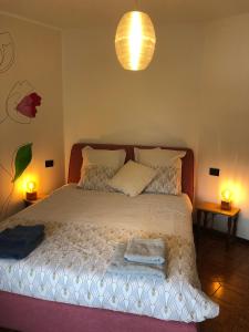 ein Schlafzimmer mit einem Bett mit zwei Handtüchern darauf in der Unterkunft Il Pinguino d'Oro 