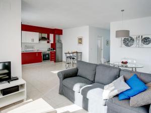 ein Wohnzimmer mit einem Sofa und einer Küche in der Unterkunft Apartment Pueblo del Cid-2 by Interhome in Molinell