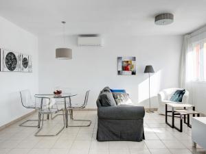 ein Wohnzimmer mit einem Sofa und einem Tisch in der Unterkunft Apartment Pueblo del Cid-2 by Interhome in Molinell