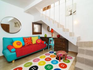 モライラにあるHoliday Home Villa Romantica by Interhomeのリビングルーム(赤いソファ、階段付)
