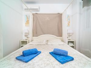 ein Schlafzimmer mit einem Bett mit blauen Kissen darauf in der Unterkunft Apartment Nova Soberana by Interhome in Jávea