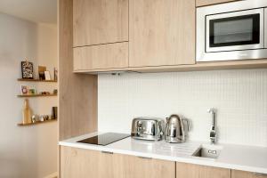 Wilde Aparthotels Manchester City Centre的厨房或小厨房