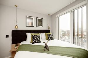 Tempat tidur dalam kamar di Wilde Aparthotels Manchester St. Peters Square