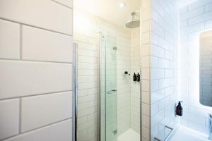 Wilde Aparthotels Manchester City Centre的一间浴室