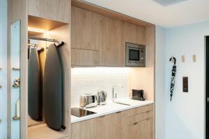 Wilde Aparthotels Manchester City Centre的厨房或小厨房