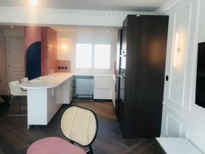 cocina con encimera blanca y mesa en Nid Douillet 2 - Appartement cosy avec garage, en Grenoble 10 fotos más