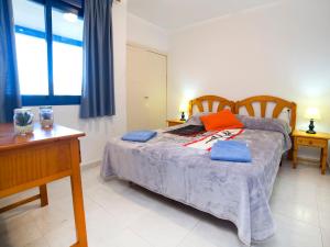 una camera da letto con un letto con asciugamani blu di Apartment Turquesa Beach-5 by Interhome a Calpe