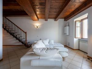 オルタ・サン・ジューリオにあるApartment Isola by Interhomeのリビングルーム(白いソファ、階段付)
