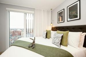 Wilde Aparthotels Manchester City Centre客房内的一张或多张床位