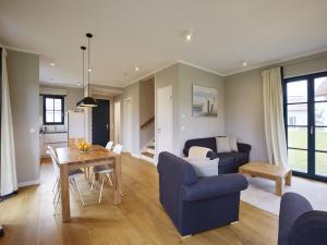 Posezení v ubytování Reetland am Meer - Superior Reetdachvilla mit 2 Schlafzimmern F01