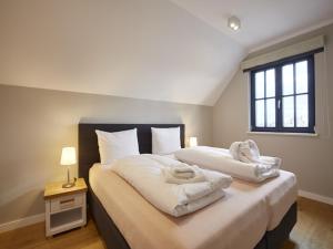 Postel nebo postele na pokoji v ubytování Reetland am Meer - Superior Reetdachvilla mit 2 Schlafzimmern F01 + 9 fotografií