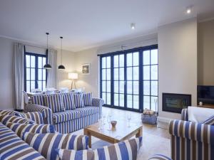 sala de estar con 2 sofás y TV en Reetland am Meer - Luxus Reetdachvilla mit 3 Schlafzimmern, Sauna und Kamin F15 en Dranske