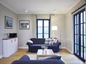 TV a/nebo společenská místnost v ubytování Reetland am Meer - Superior Reetdachvilla mit 2 Schlafzimmern F16