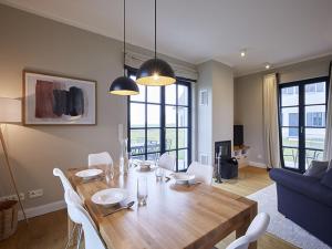 sala de estar con mesa de madera y sofá azul en Reetland am Meer - Premium Reetdachvilla mit 3 Schlafzimmern, Sauna und Kamin F14, en Dranske