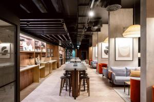 Wilde Aparthotels Manchester City Centre的休息区