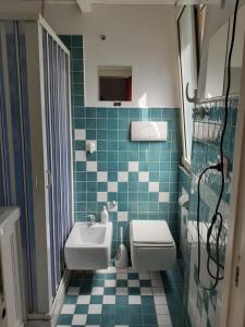 Ein Badezimmer in der Unterkunft Monolocale affianco le Terme