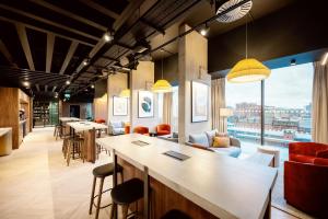 Wilde Aparthotels Manchester City Centre的休息区