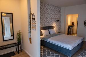 ein Schlafzimmer mit einem Bett und einem Spiegel in der Unterkunft Reghin Guest House in Reghin