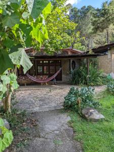 伊塔蒙蒂的住宿－Solar Picu Eco-hospedaria，房屋前方设有吊床