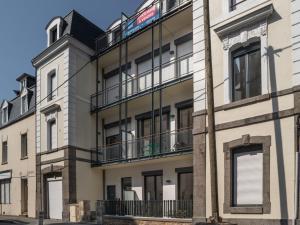 un immeuble d'appartements avec balcon dans une rue dans l'établissement Apartment Villa Terre neuve by Interhome, à Saint-Malo