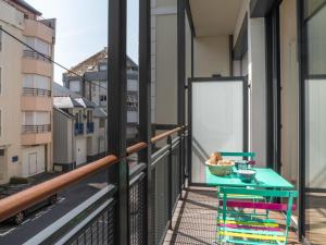 - un balcon avec une table et un bol de nourriture dans l'établissement Apartment Villa Terre neuve by Interhome, à Saint-Malo