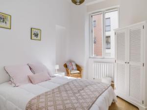 biała sypialnia z łóżkiem i oknem w obiekcie Apartment Villa Terre neuve by Interhome w Saint-Malo