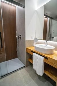 a bathroom with a sink and a shower at Quinta Vale Vitis in São Vicente
