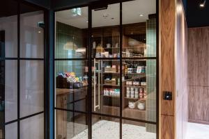 Wilde Aparthotels Manchester City Centre的厨房或小厨房