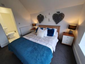 Tempat tidur dalam kamar di Riverdale House(4 Bedrooms) Serviced Accommodation