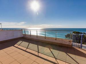 balcón con vistas al océano en Apartment Gala I-3 by Interhome, en Miami Platja
