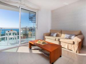 sala de estar con sofá y mesa de centro en Apartment Gala I-3 by Interhome, en Miami Platja