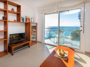 sala de estar con vistas al océano en Apartment Gala I-3 by Interhome, en Miami Platja