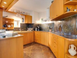 Η κουζίνα ή μικρή κουζίνα στο Holiday Home Kerhellec by Interhome