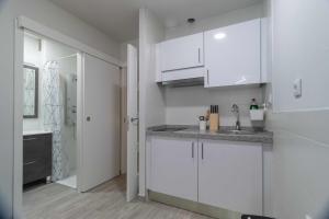 A kitchen or kitchenette at Estudio 19 Bajo reformado