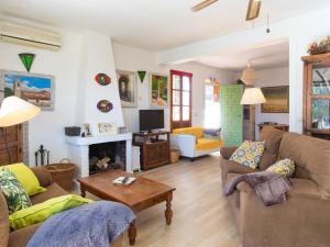 sala de estar con 2 sofás y chimenea en Holiday Home Villa Cato by Interhome, en Nerja