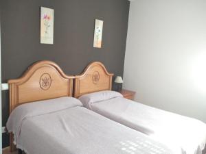 two beds sitting next to each other in a bedroom at Pensión Vega de Pas in Comillas