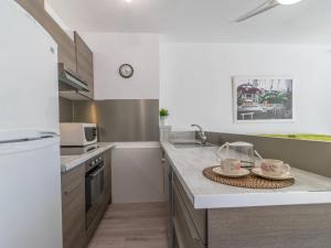 エンプリアブラバにあるApartment Gran Reserva-29 by Interhomeのシンクとカウンタートップのあるキッチン
