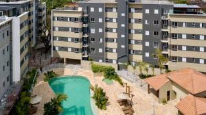 una vista aérea de un complejo de apartamentos con piscina en Resort Palmeiras 2 Ubatuba en Ubatuba